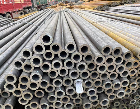 Sıcak Haddelenmiş ST37 ST52 1020 1045 A106B Karbon Dikişsiz Çelik Boru Akışkan Borusu